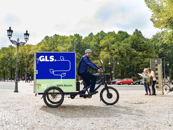 Zustellfahrer-auf-einem-GLS-Lastenfahrrad 