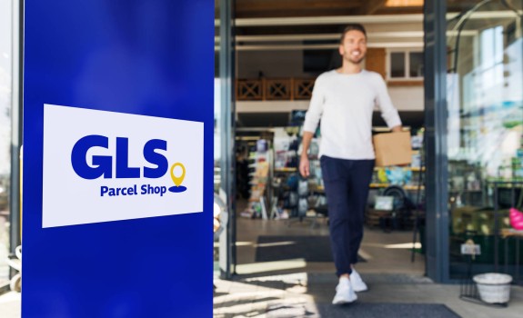 Mann kommt aus einem GLS PaketShop