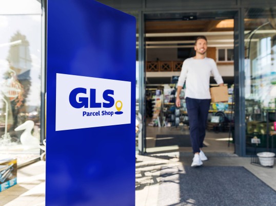 Zusteller übergibt Paket in GLS PaketShop