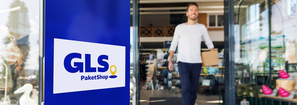 Person vor PaketShop