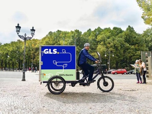 GLS-Zustellfahrer-auf-einem-Lastenfahrrad