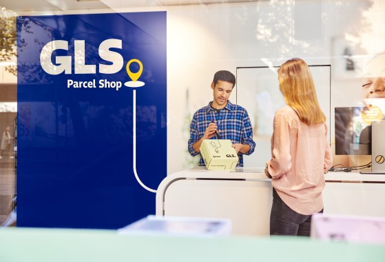 Customer-and-employee-in-a-parcel-shop