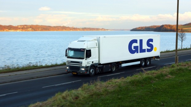 Camion qui roule près de l'eau