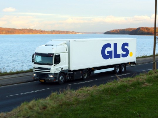 Des semi-remorques de GLS se croisent sur un pont