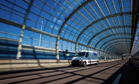 Une camionnette roule dans un tunnel de verre