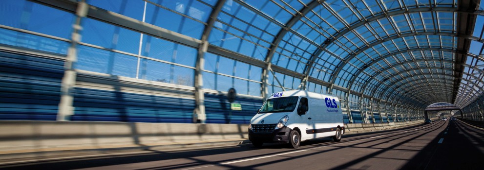 Une camionnette roule dans un tunnel de verre
