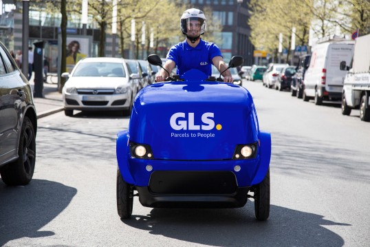 GLS-medewerker levert met een elektrische fiets