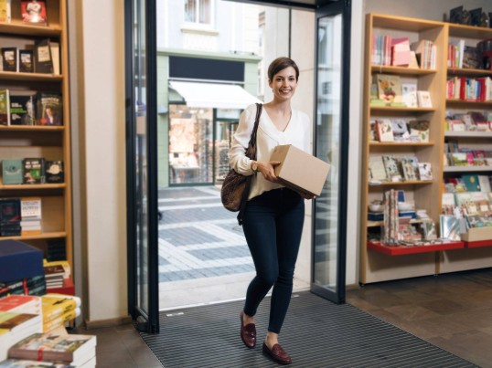 Une cliente approte son colis au Parcel Shop