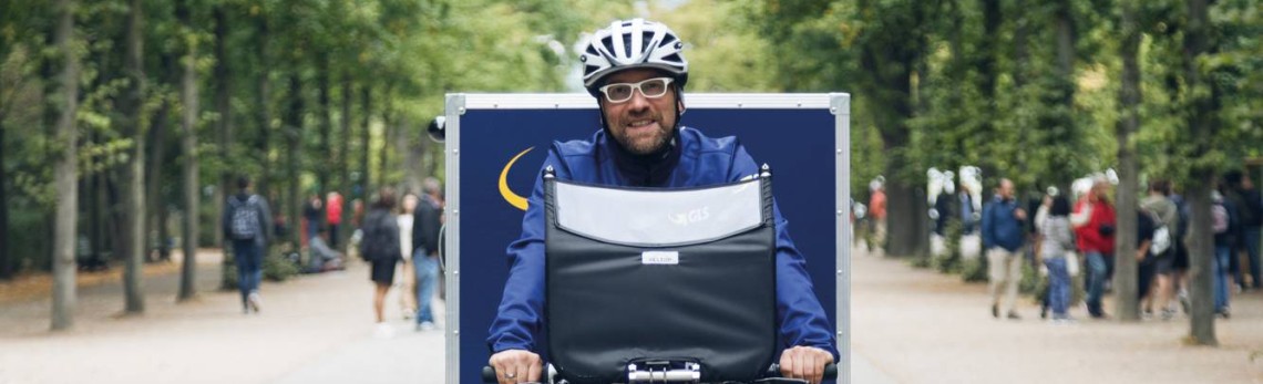 GLS-medewerker levert met een elektrische fiets