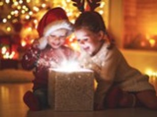 Děti otevírání dárek vedle vánoční stromeček