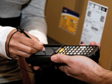 Customer digitally signing for a GLS parcel