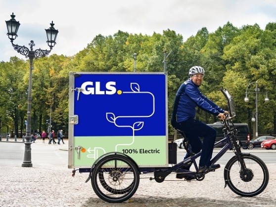 GLS Zustellfahrer stellt mit eBike ein Paket zu