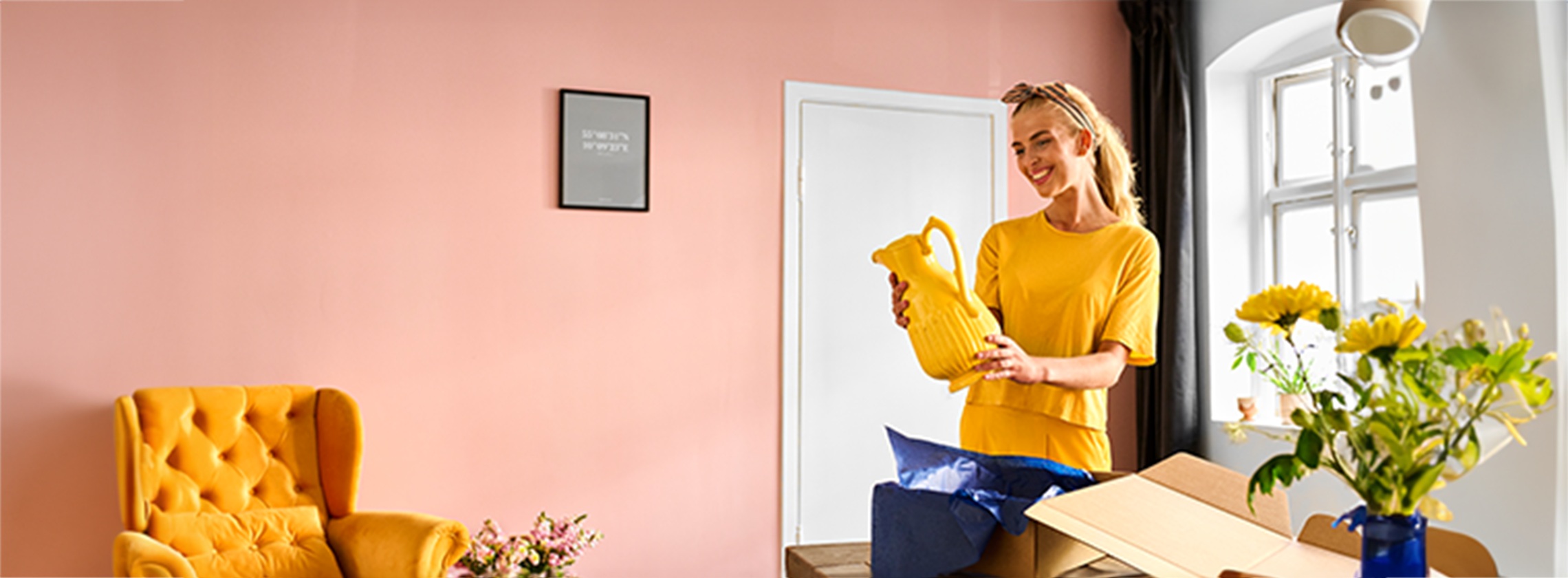 Kvinde pakker sin vase op efter levering med GLS