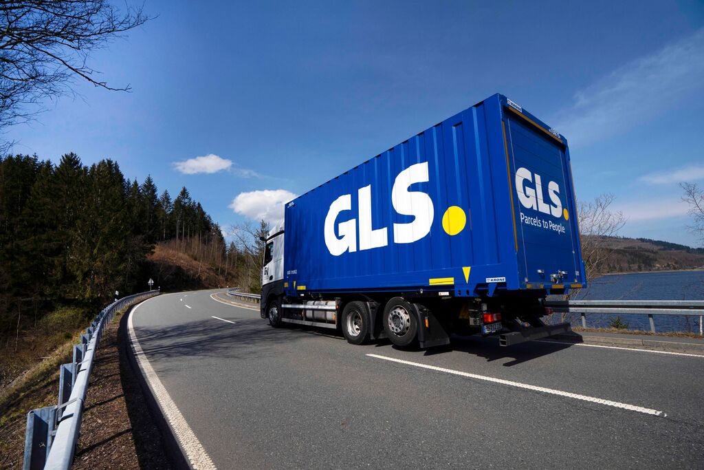 Sending parcels to Poland easily and securely