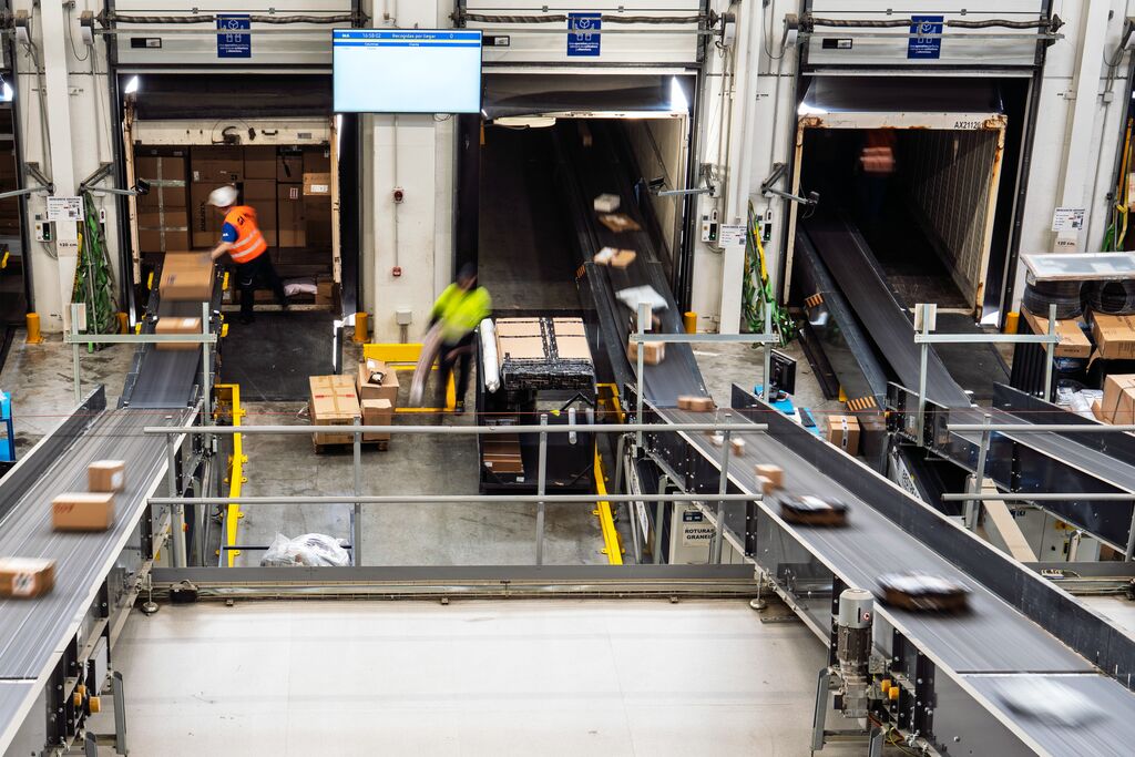 How to manage ecommerce shipping during peak demand: Strategy & logistics