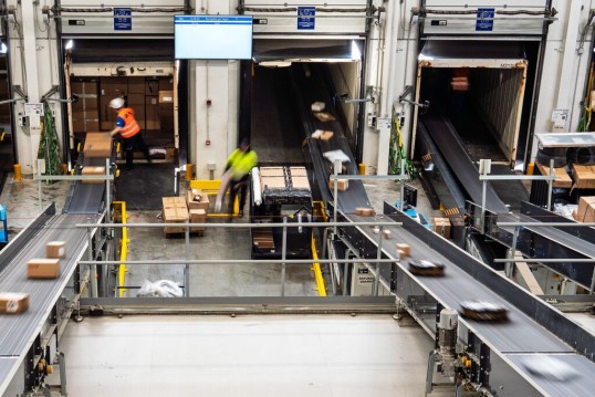 How to manage ecommerce shipping during peak demand: Strategy & logistics