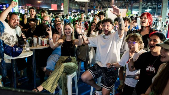 Personas reaccionando con sorpresa en el OWN Fest