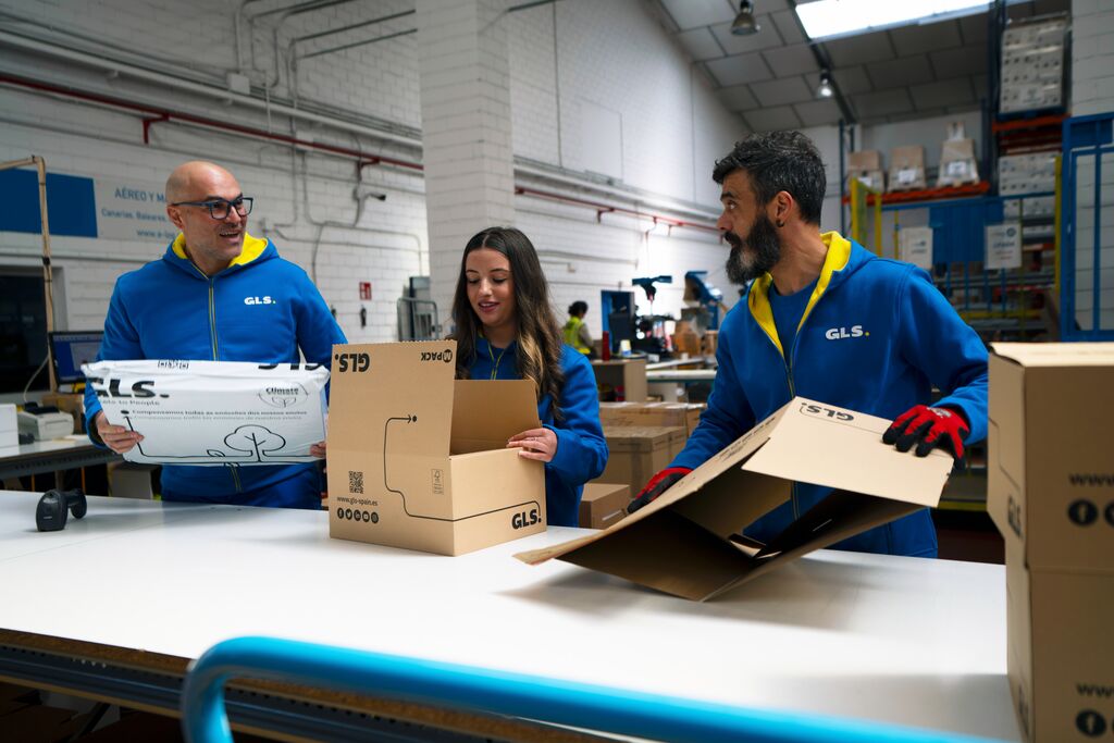 How to safely pack a parcel without a box