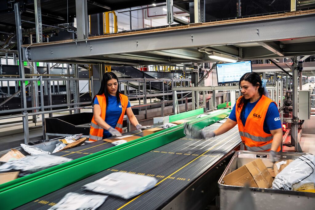 What is order picking and how can you optimize the process in your warehouse?