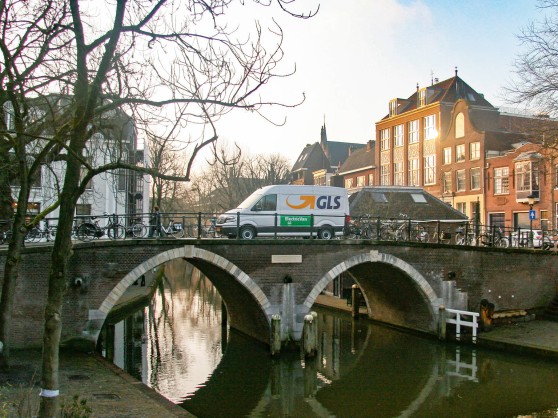 GLS-pakettiauto ajaa kaupungin sillan yli