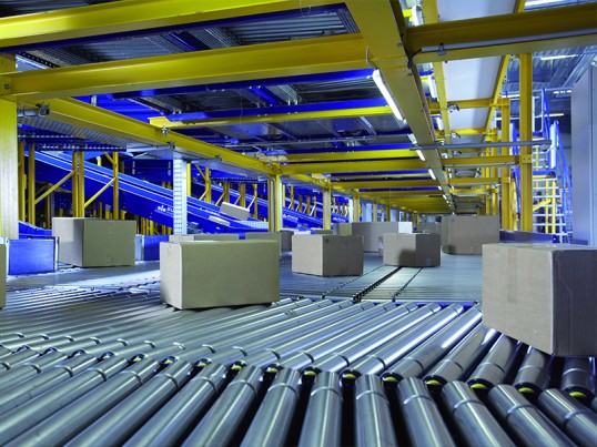Parcels on a conveyor belt being sorted on at a GLS hub