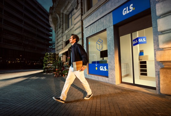 Customer at the parcel shop