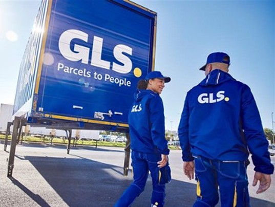 GLS France Driver unloads truck parcels