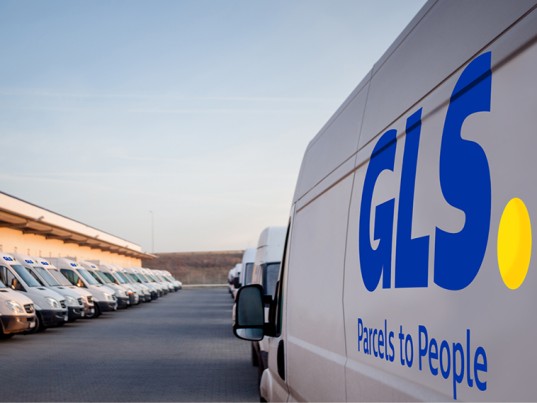 Flotte fourgons GLS France logo GLS sur camion
