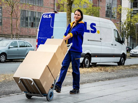 Deliverer GLS France delivers in town