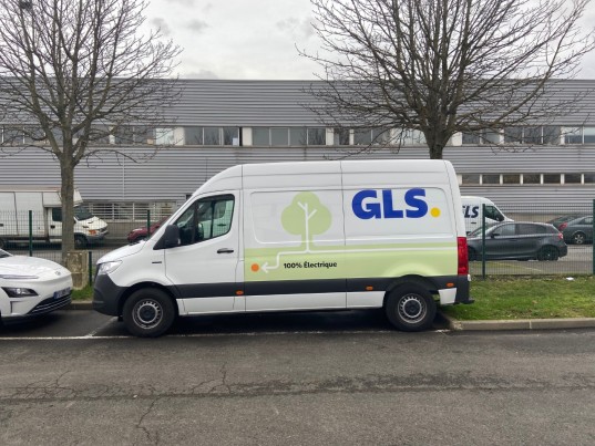 véhicule livraison de colis écologique GLS France