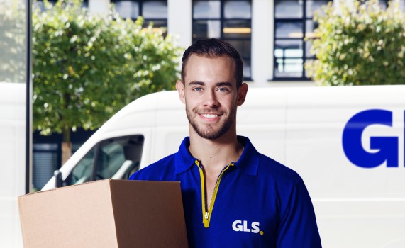 GLS France driver who smiles closing the door