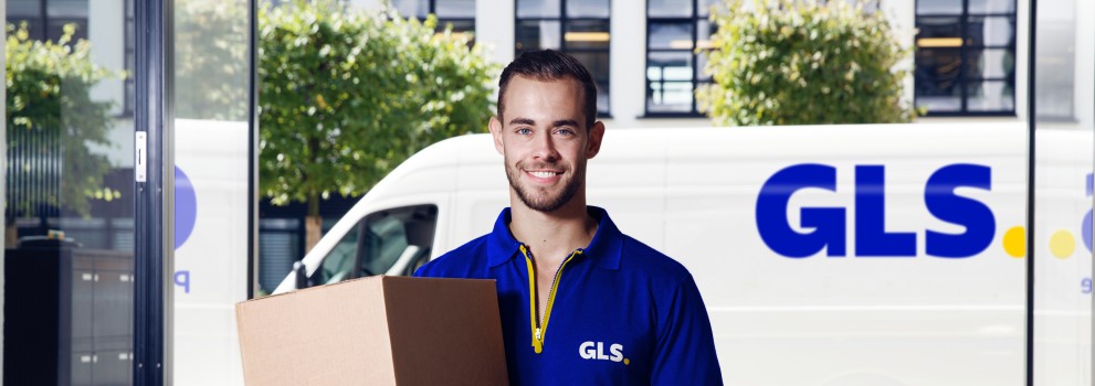 GLS France driver who smiles closing the door