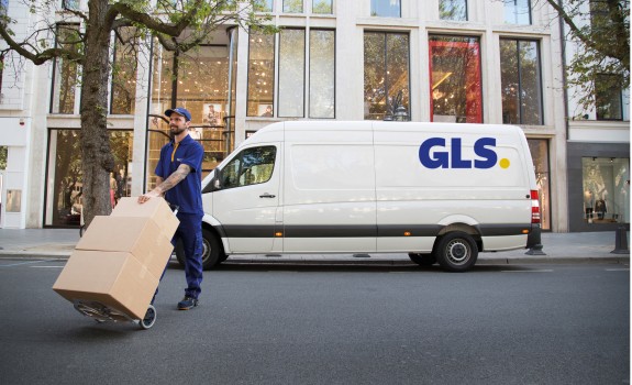 Driver GLS France delivers in town