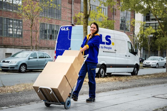  GLS kisteherautó érkezik egy cég épületéhez