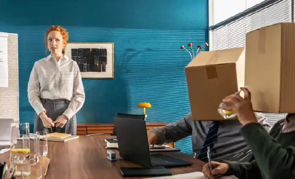 ragazza in ufficio vede scatole dappertutto