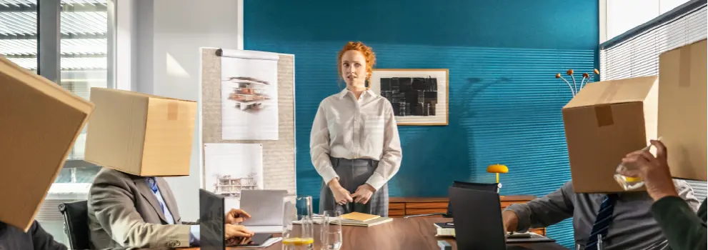 ragazza in ufficio vede scatole dappertutto