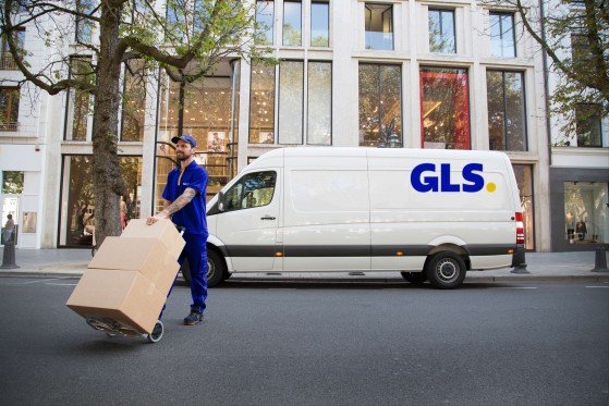 Le courrier GLS décharge les colis de sa camionnette 