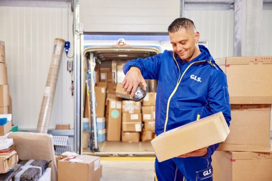 GLS-bezorger die een pakket scant