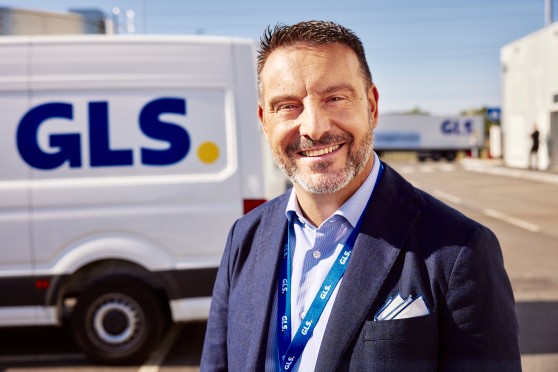 GLS employee and GLS van