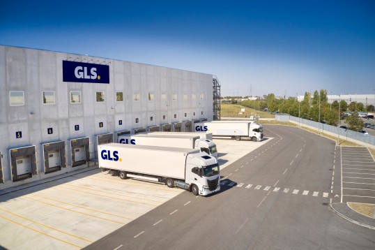 Een vrachtwagen van GLS bij een depot in Vianen 