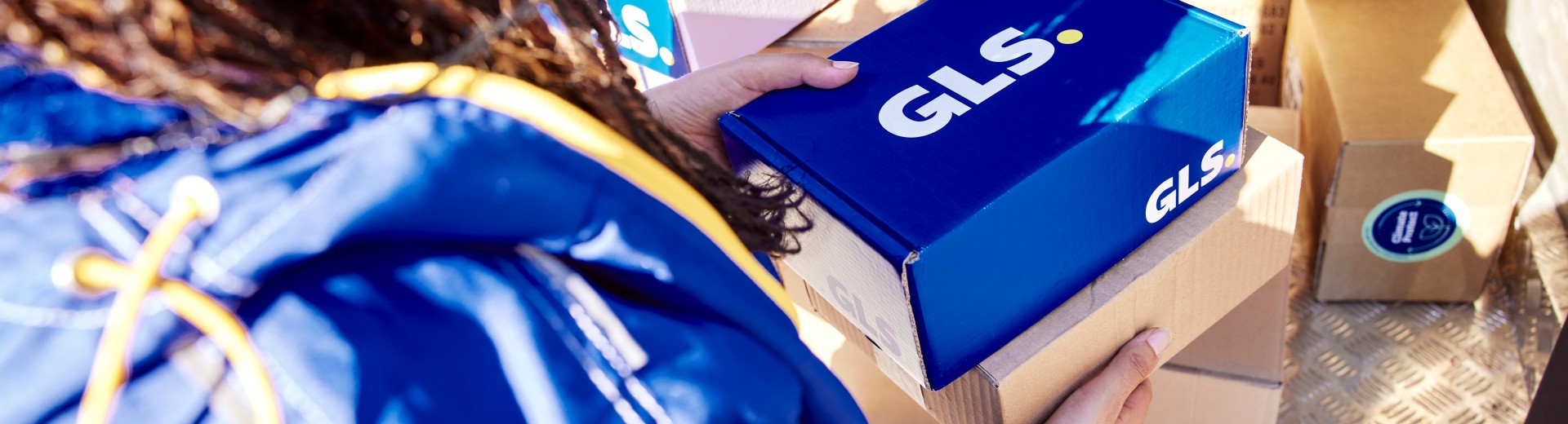 GLS medewerker pakt parcel uit busje