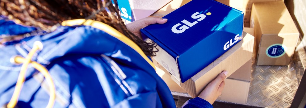 GLS medewerker pakt parcel uit busje