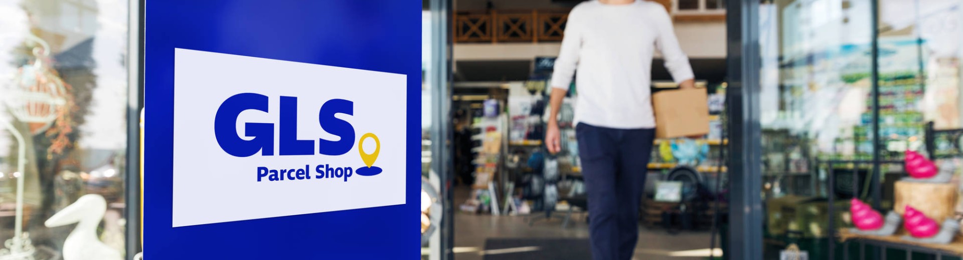Cliente GLS a sair de uma parcel Shop