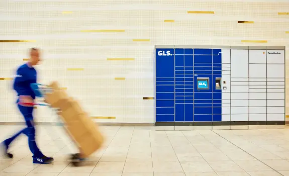 GLS courier in front of GLS Locker